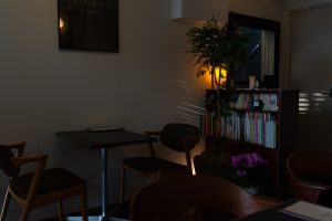 夕陽の差し込む三鷹TEOREMA CAFE